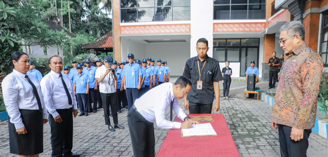 Pj. Bupati Gianyar Lantik Direksi Baru Perumda Tirta Sanjiwani, Dorong Inovasi untuk Pelayanan Lebih Baik